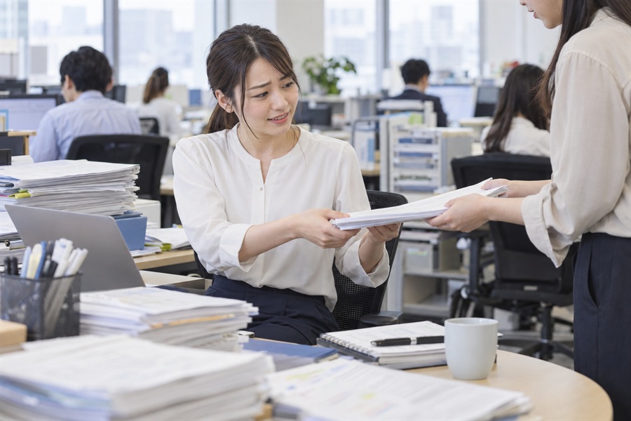 頼まれた仕事を断れずに引き受ける20代の女性